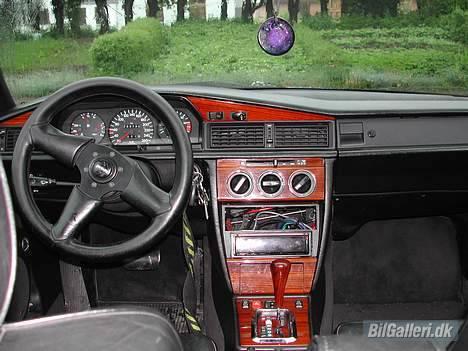 Mercedes Benz 190e SOLGT - kadanboxen kommer vist nok fra en sportsline syns den er pænerne ind 16v en billede 4