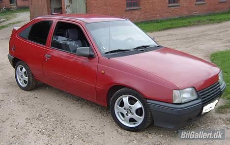 Opel Kadett E >>solgt<< - Lige et kig på Cdafspilleren og hvad der ellers er i denne lækkere kabine :P billede 10