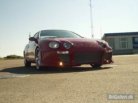 Toyota Celica 1.8 GT - SOLGT - tågelygter bag gitteret i kofangeren billede 1