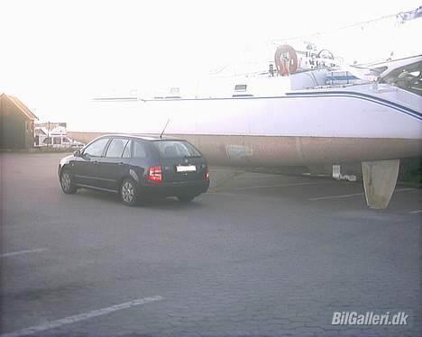 Skoda Fabia 1,9 TDI Combi - David og Goliat. Bilen blegner lidt ved siden af denne "lille båd" på havnen billede 6