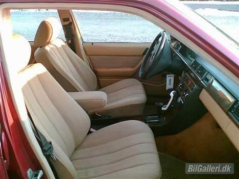 Mercedes Benz 250D - SOLGT billede 4