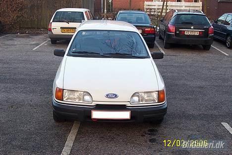 Ford --SOLGT-- Sierra Estate - Fronten med stor emblem billede 1