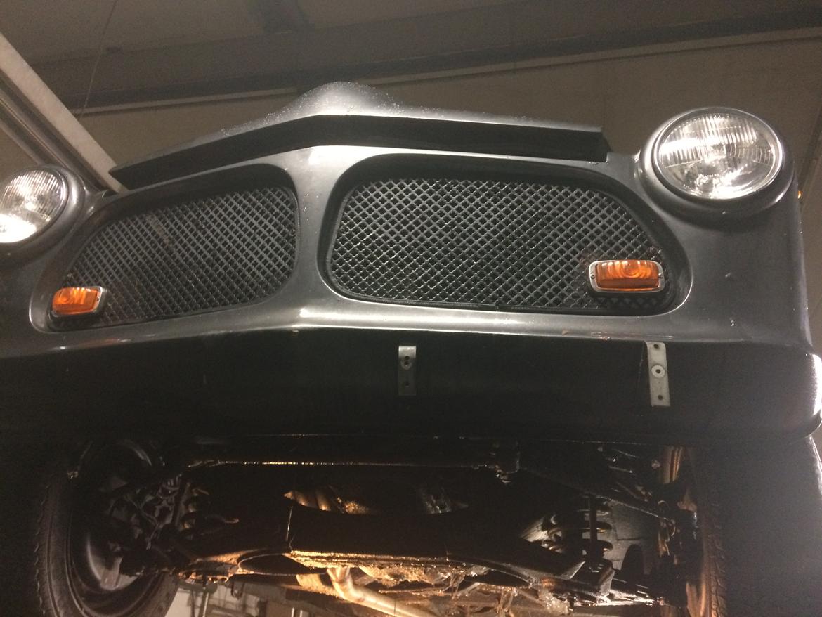 Volvo Amazon 121 Lakridspiben (solgt) - Ombygningen ses svagt uder grillen stumper fra Moris Maskot billede 13