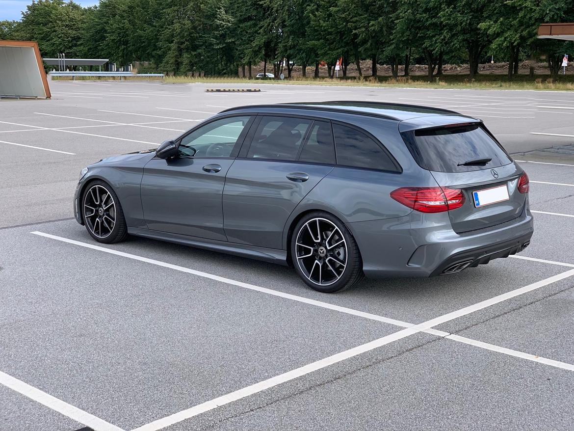 Mercedes Benz C300 *Købt tilbage af Mercedes pga rystelser!* - Bagerste liste og logo pakket i sort 3M folie. billede 2