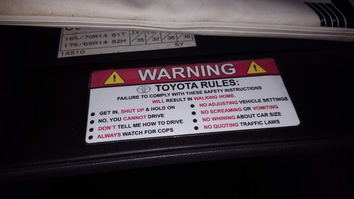 Toyota Corolla Liftback EE101L / E10 - Sikkerhedsinstrukser i handskerummet billede 10