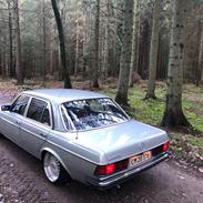 Mercedes Benz 230E (W123)