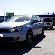 VW GOLF 1,6 AUT.