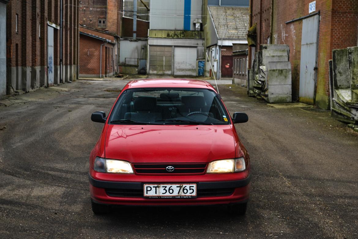 Toyota Carina E 1.6 (SOLGT) billede 1