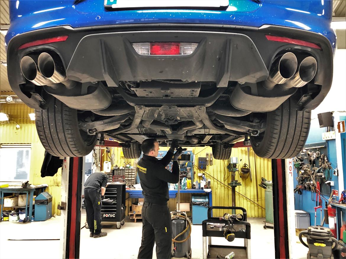 Ford Mustang GT Convertible - Roush H-pipe monteres. Væk med resonatorboksen midt i udstødningssystemet. Lyden bliver mere aggressiv og der er flere heste. billede 18