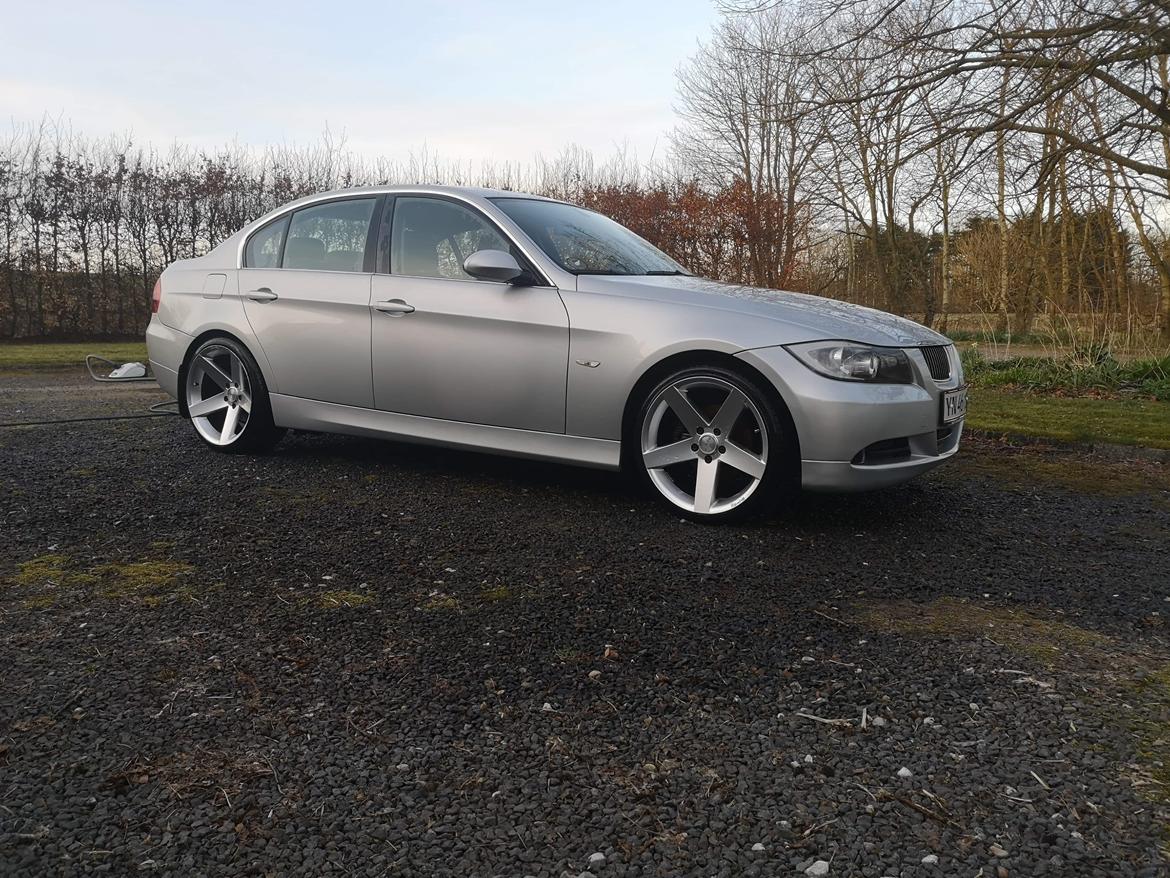 BMW E90 320d billede 1