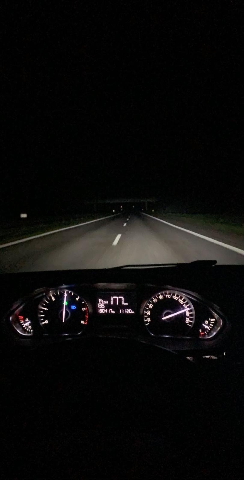 Peugeot 208 Allure - Der er et lækkert lys med LED i nær og fjernlyset billede 8