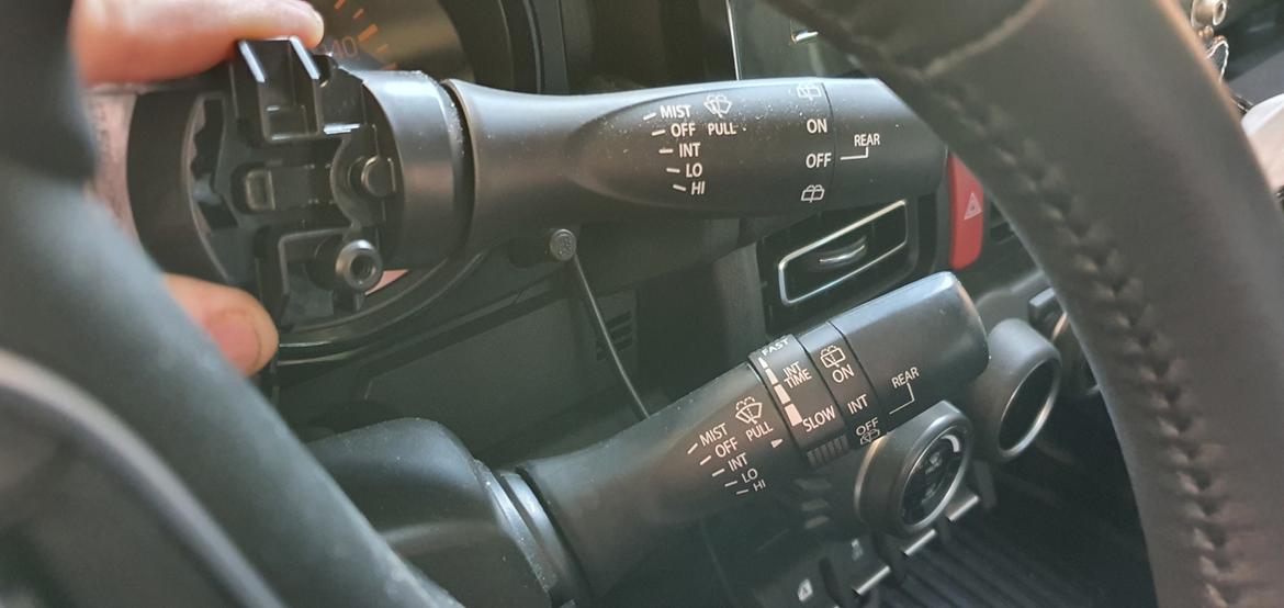 Suzuki Jimny  - opgradering af viskerkontakt / arm billede 20