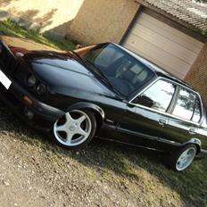 BMW E30 320i