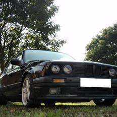 BMW E30 320i