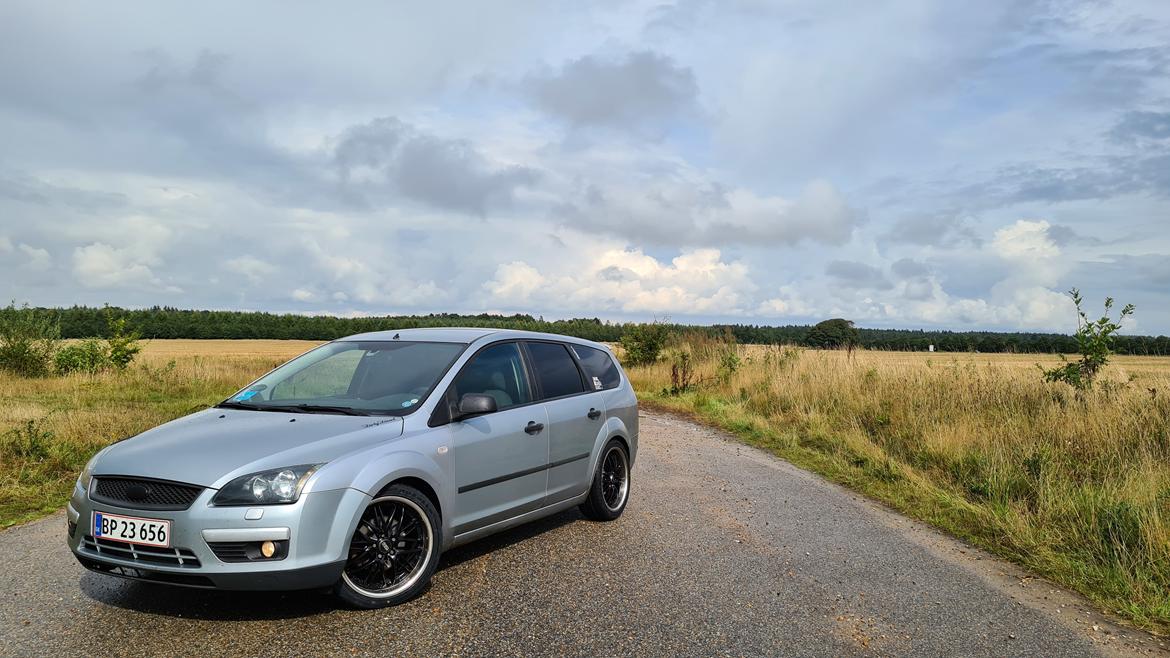 Ford Focus II Turnier 1,6 TDCI - "Familie vognen" - Et billede fra sommeren 2020 hvor bilen lige havde fået sine nye sommerfælge på. billede 1