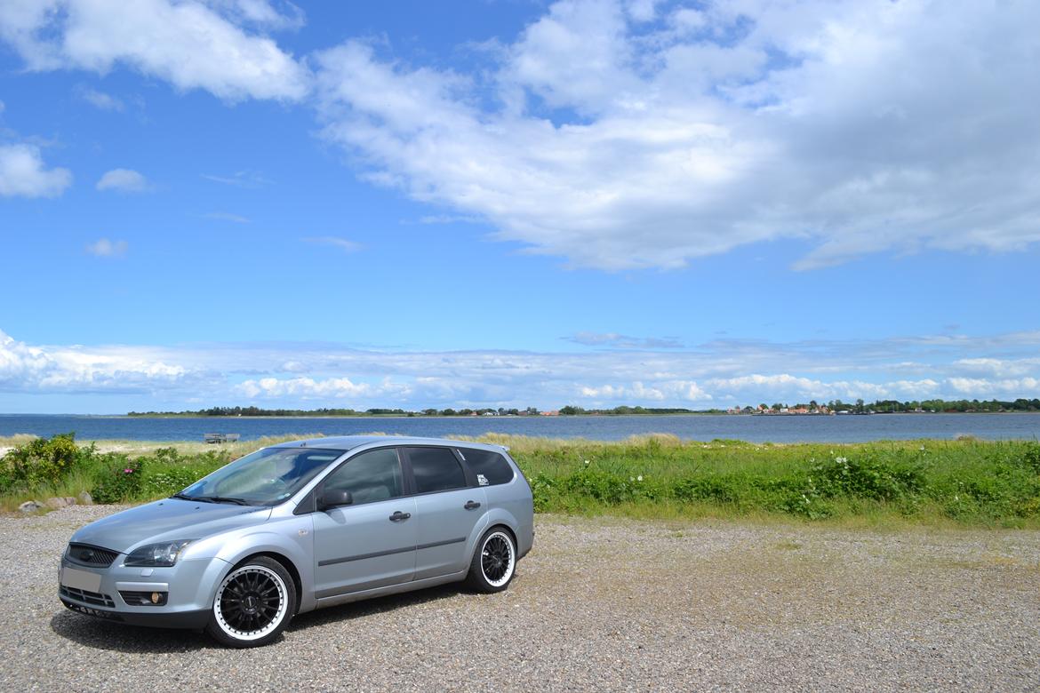 Ford Focus II Turnier 1,6 TDCI - "Familie vognen" - Der bliver kørt "Cruise mod Corona" - Her er vi lige stoppet ved badehotellet i Årøsund for at snuppe et par gode billeder af bilen med den nye tagspoiler. billede 4