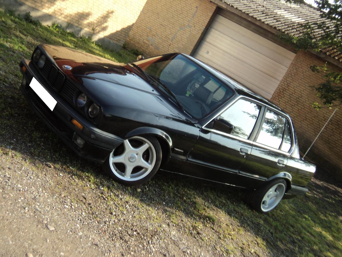 BMW E30 320i billede 1
