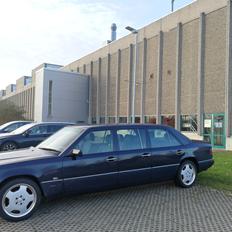 Mercedes Benz 260E Lang 6 Dørs Limousine