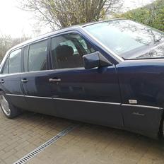 Mercedes Benz 260E Lang 6 Dørs Limousine