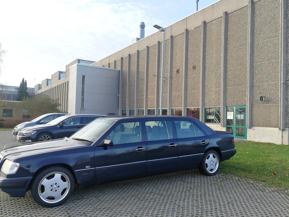 Mercedes Benz 260E Lang 6 Dørs Limousine billede 1