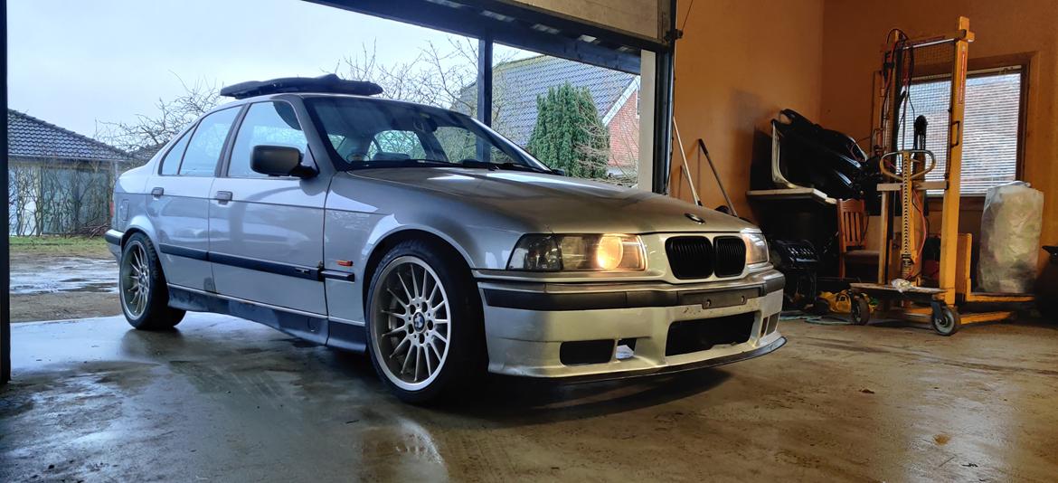 BMW E36 323i billede 1