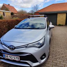 Toyota Avensis 1,8 VVT-i T2 Premium Touring Sports 5d