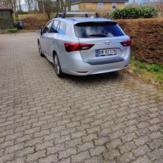 Toyota Avensis 1,8 VVT-i T2 Premium Touring Sports 5d