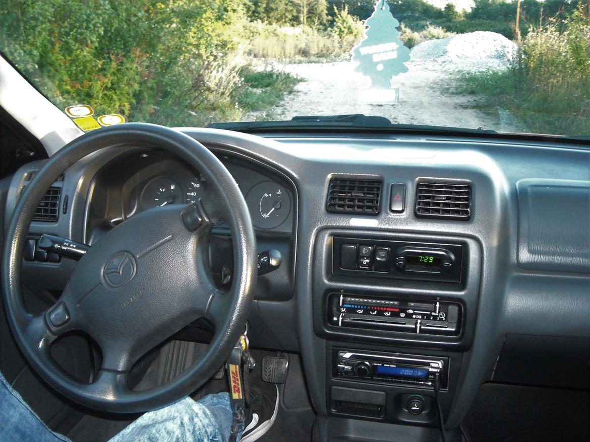 Mazda 323P Sport 1.5 16v Coupehatch - Dejligt gammeldags indstumentering. billede 13