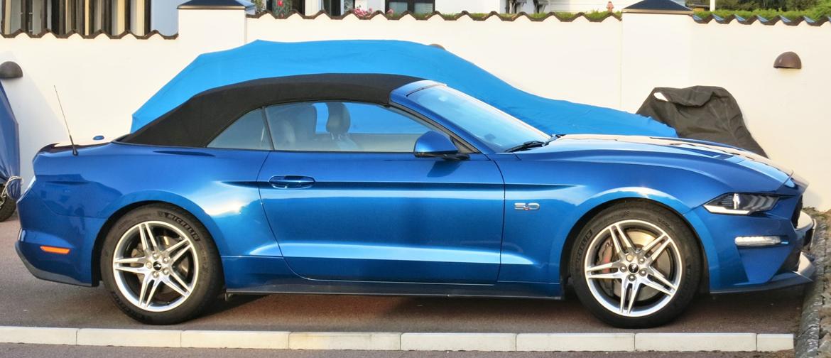 Ford Mustang GT Convertible - Parkeret derhjemme. Med taget oppe. billede 4