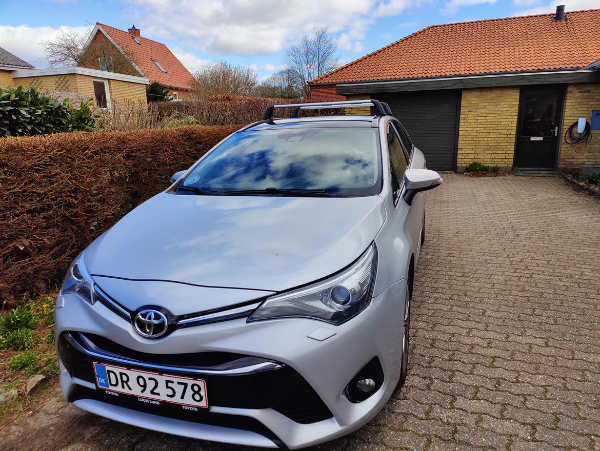 Toyota Avensis 1,8 VVT-i T2 Premium Touring Sports 5d billede 2