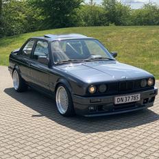 BMW E30 320i