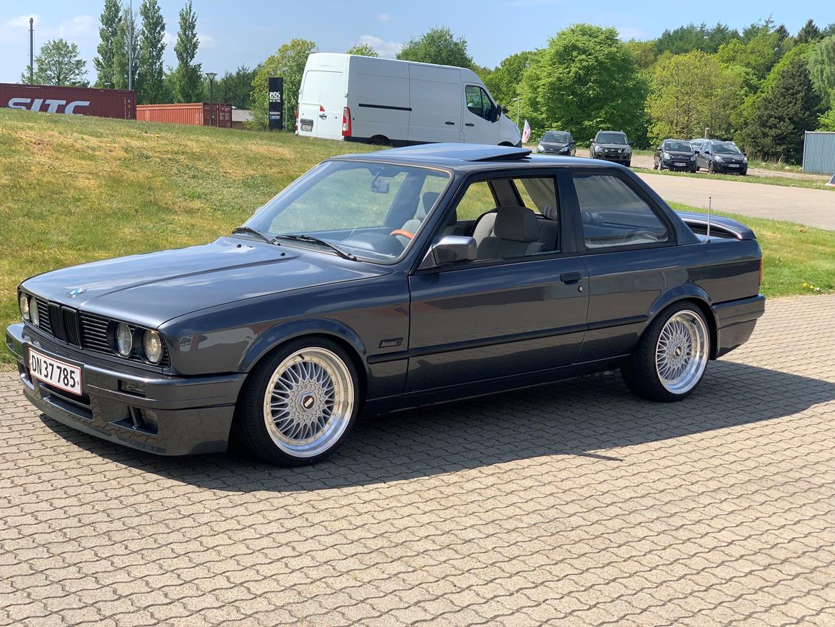 BMW E30 320i billede 1