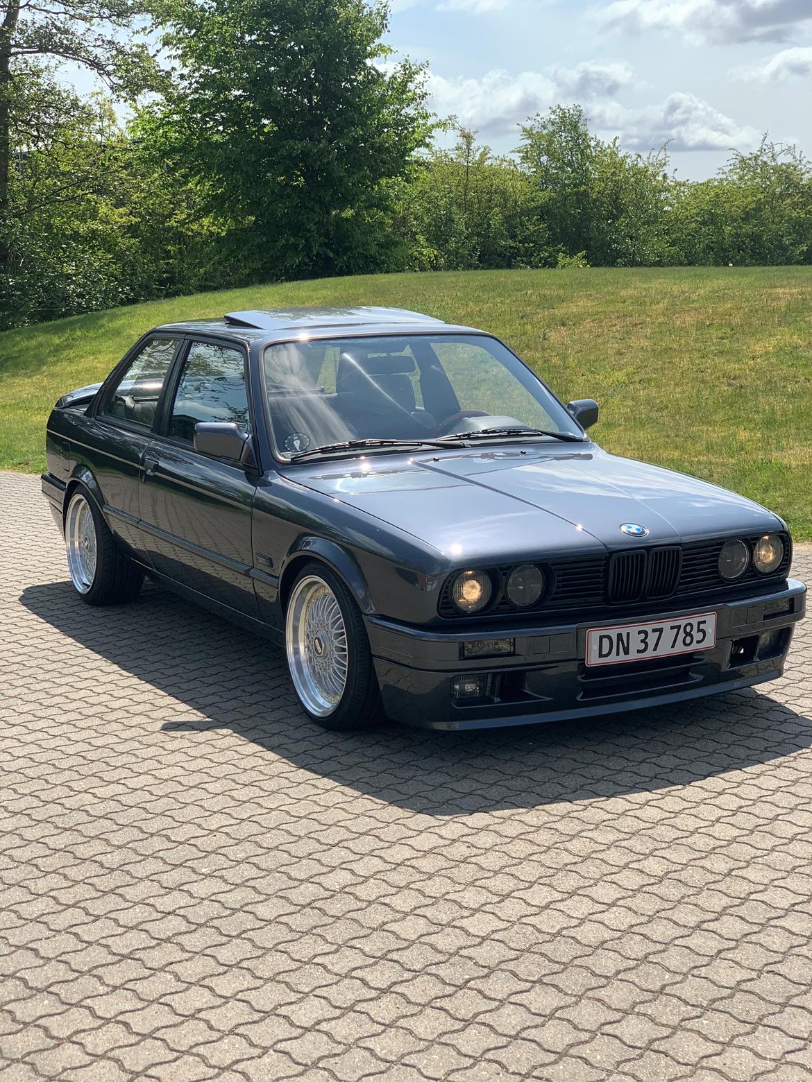 BMW E30 320i billede 2