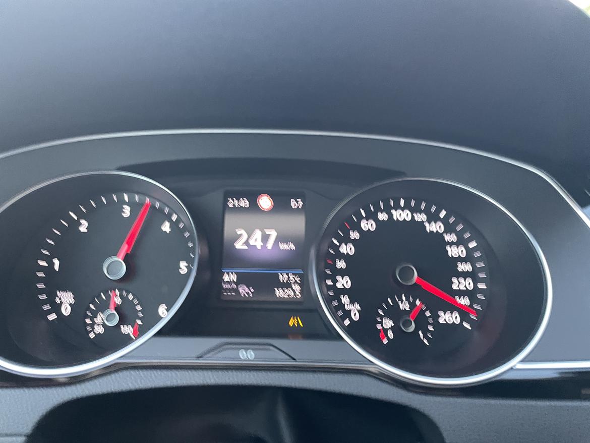 VW Passat Variant Elegance 2.0 TDI 190 DSG7 - En tur på autobahn i Tyskland billede 15