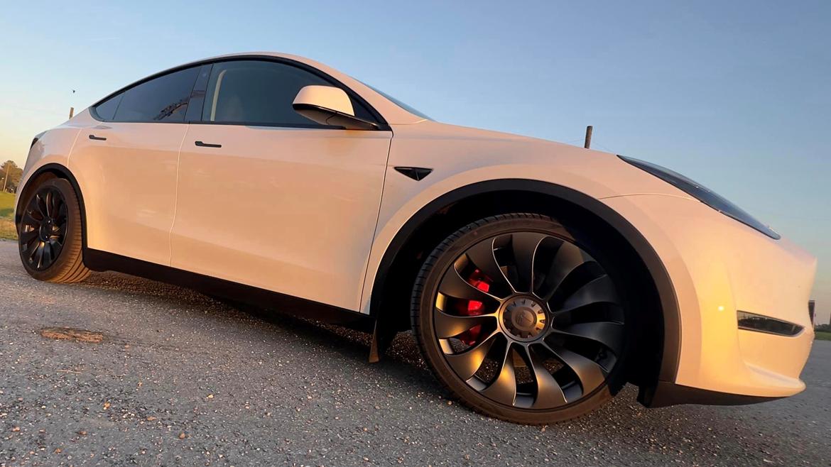 Tesla Model Y, Performance billede 1