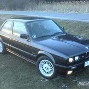 BMW E30 320i