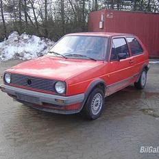 VW Golf 1300 total skadet :(