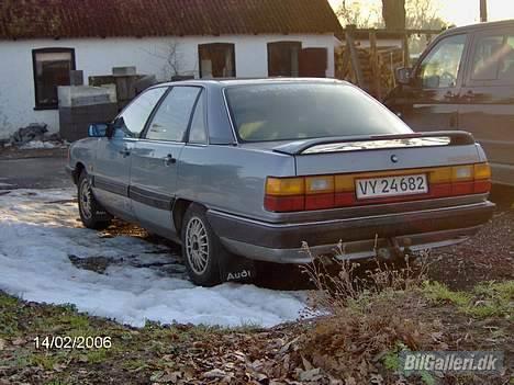 Audi 100 CC Aut. [SOLGT] - Set skråt bagfra i solnedgang en kold vinterdag billede 2