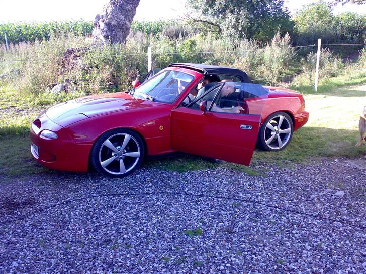 Mazda Mx5 (solgt) - fik sat ny kaleche på 8/9 2007  når mig og min broder sidder inden i den kan der ikke være mere der inde billede 2