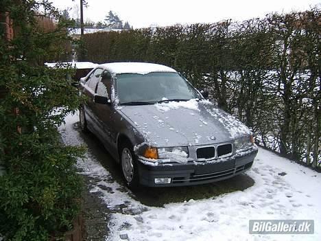 BMW 320i e36 (Solgt) - Her kan man se den manglende tågelygte, som er blevet stjålet :( nedtur hehe billede 18