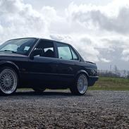 BMW E30 320i