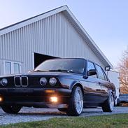 BMW E30 320i