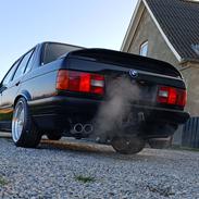 BMW E30 320i