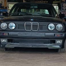 BMW E30 320i