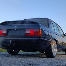 BMW E30 320i