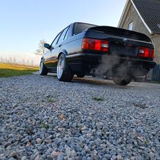 BMW E30 320i