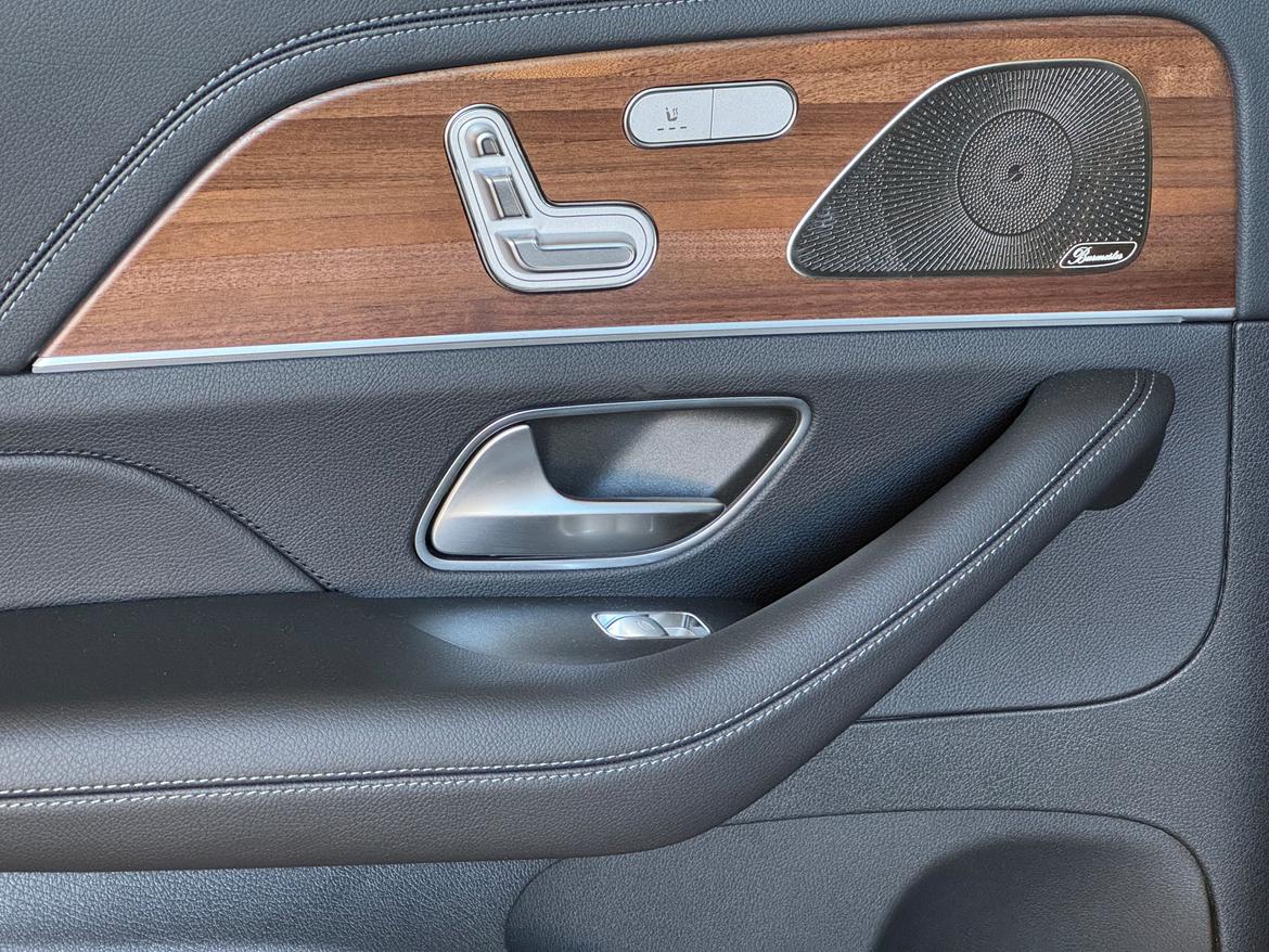 Mercedes Benz GLE 350 de 4MATIC SUV - Dørpanelet bag med knapper til de elektrisk justerbare bagsæder og sædevarme. billede 18