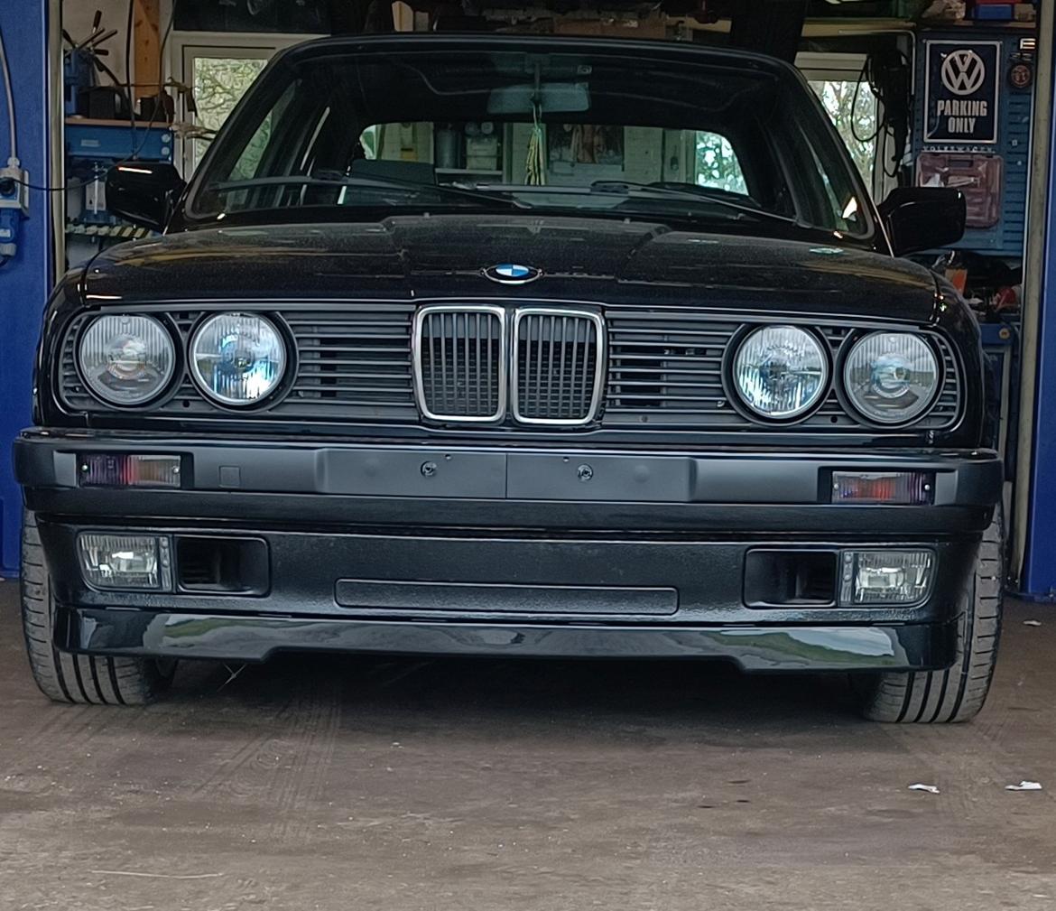 BMW E30 320i billede 1