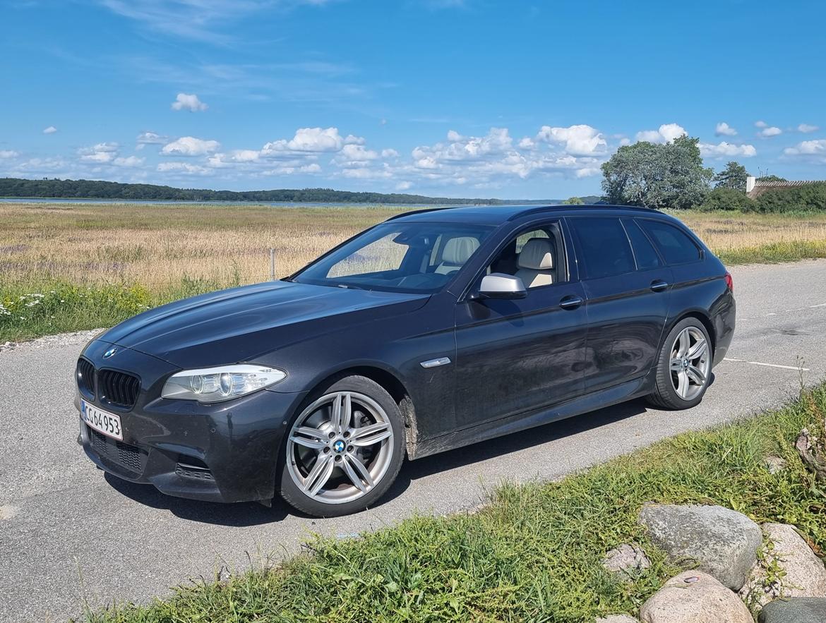 BMW 530D F11 - De små fælge,, ja nu skriver jeg små, det er faktisk M-Sport 19 tommer. Der er virkelig mange F10/F11 Bmw'er der kører rundt med dem,, så lidt kedeligt synes jeg. billede 1