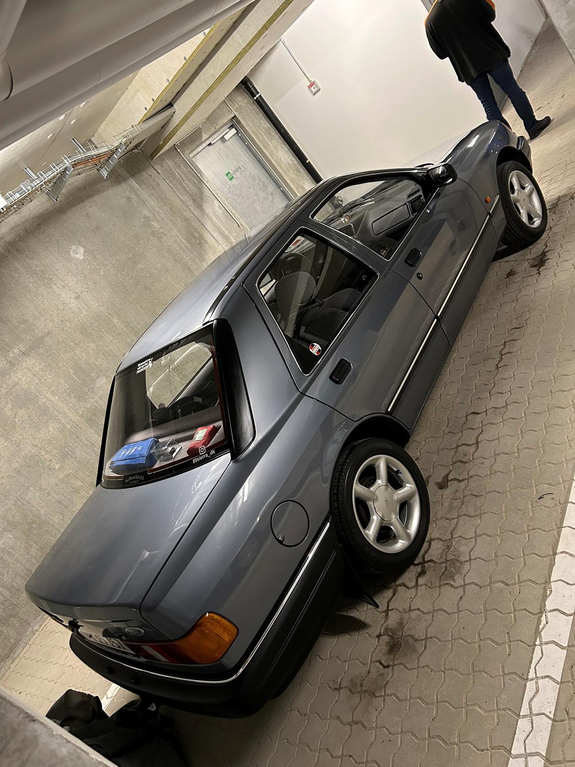 Ford Sierra 2.0i CL - Ikke til at se hun nærmer sig de 35 år  billede 4